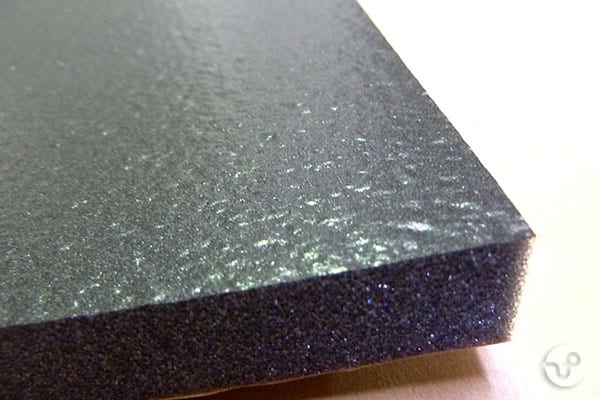 スポンジのような吸音材は低音域への防音効果が薄い