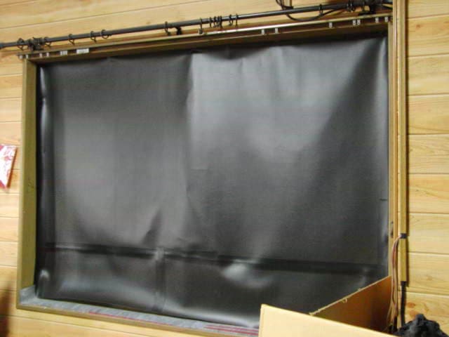 不透明な遮音シートを窓に貼った施工例