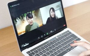 PCでオンライン会議をしている様子