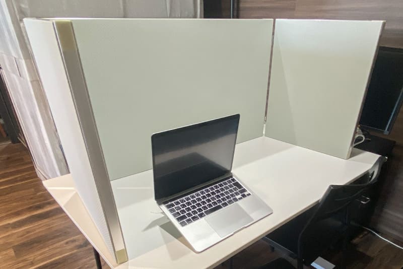 デスク周りに防音パネルを設置した在宅ワーク・オンライン会議向けの防音対策イメージ