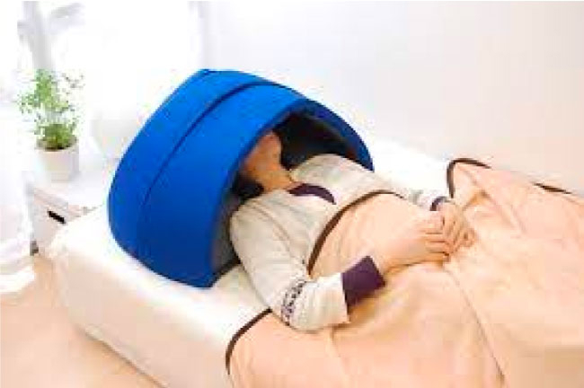 睡眠中の音対策として、いびき対策向けの防音アイテムを使用しているイメージ写真