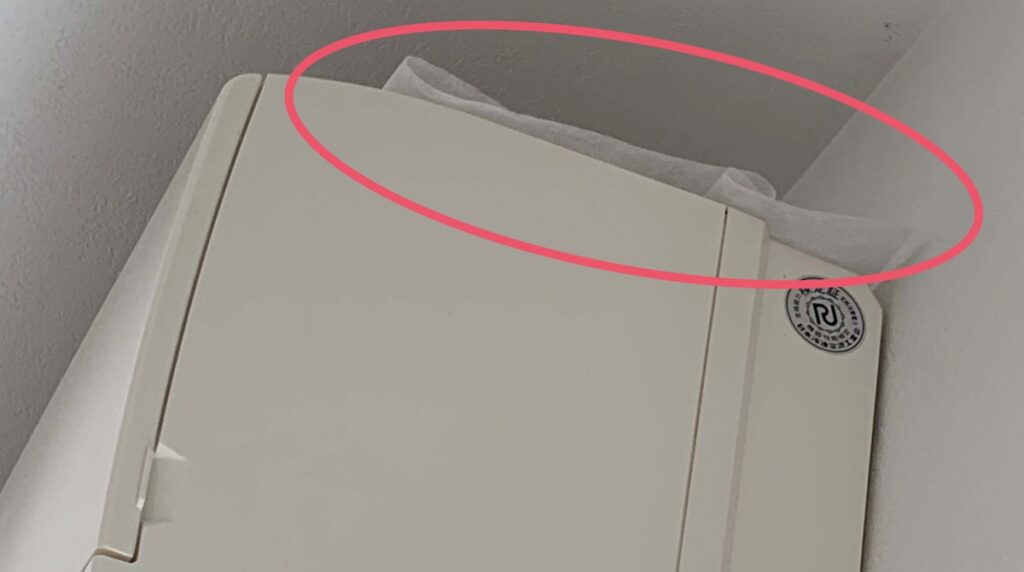 ちりやほこりの侵入を防ぐためのエアコンカバーがエアコンの上に取り付けられている写真