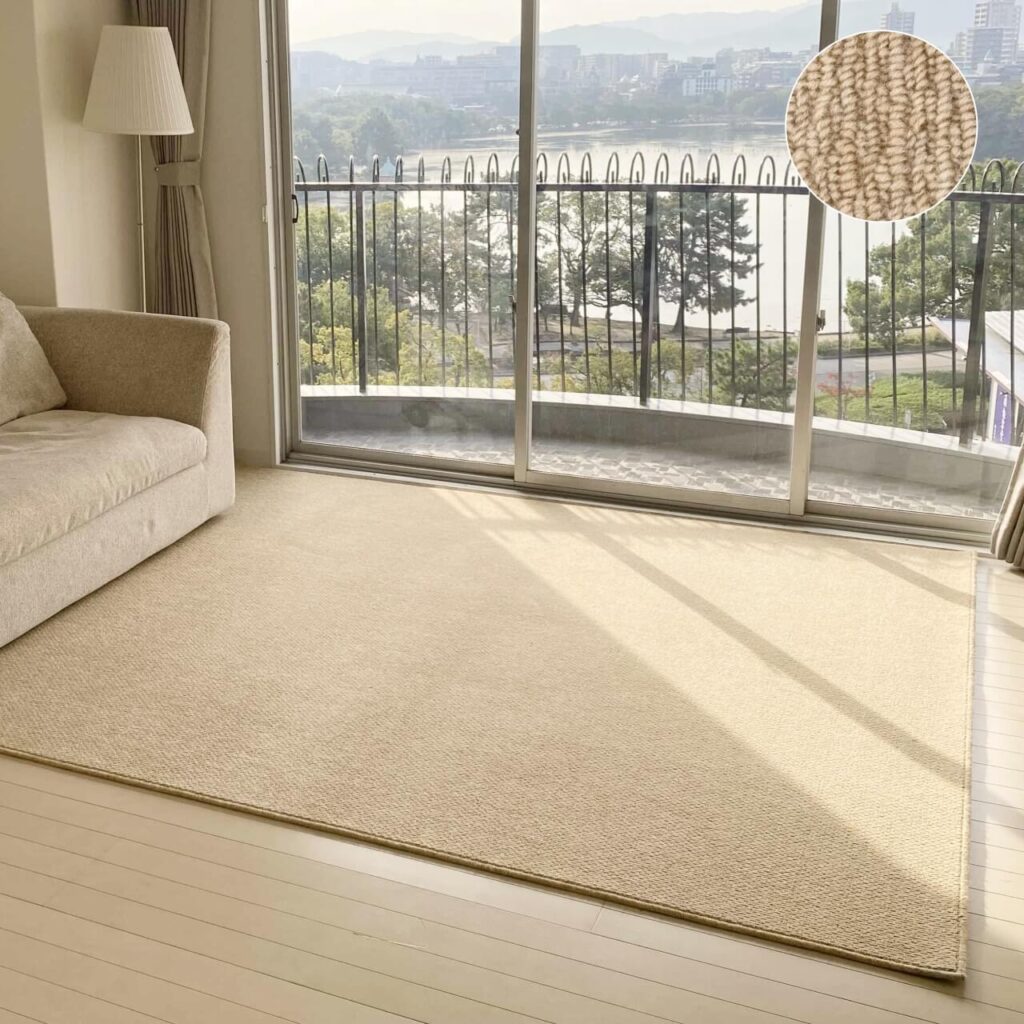 一枚で足音や物音を軽減できるクッション性ラグサンシンフォニーⅡSYR1132がリビングラグとして床に敷かれている