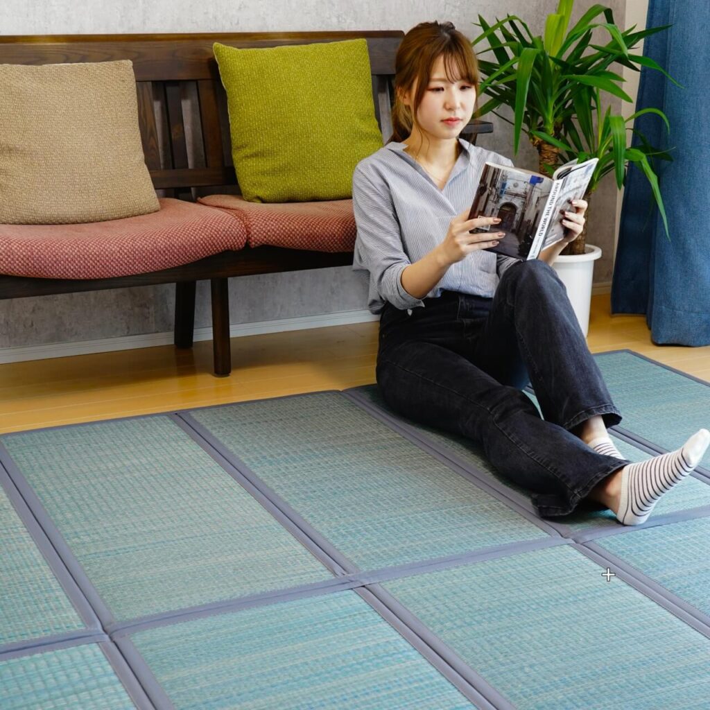 国産い草を使用した抗菌消臭機能付き防音置き畳畳無音ブルーに女性が座ってリラックスしている
