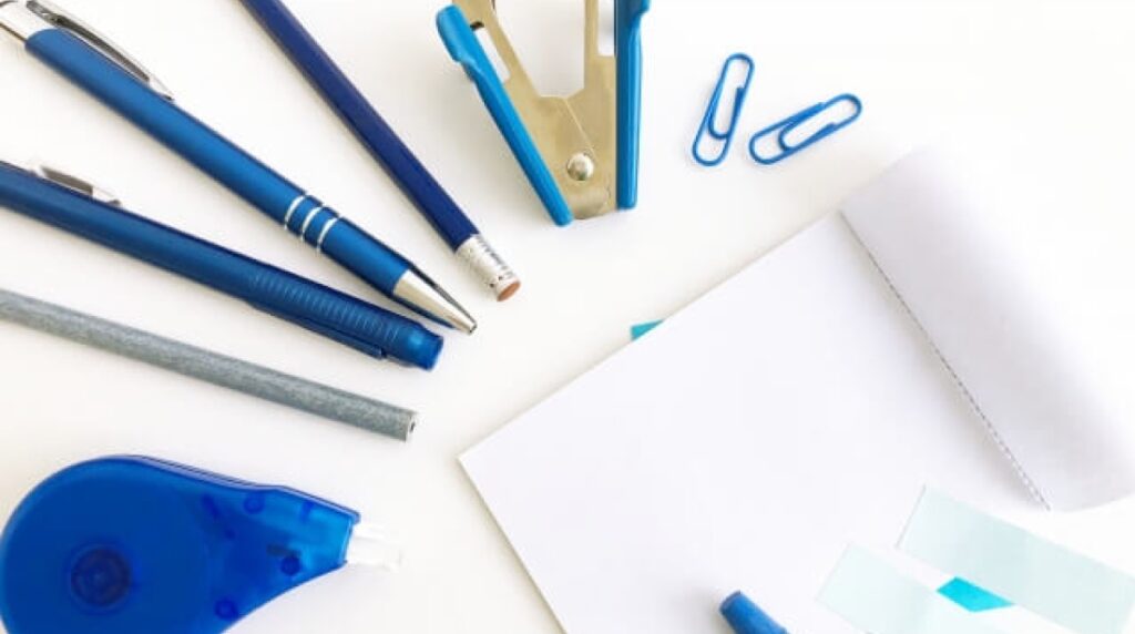 気持ちを落ち着ける作用のあるブルーカラーの文房具が机の上に並んでいる