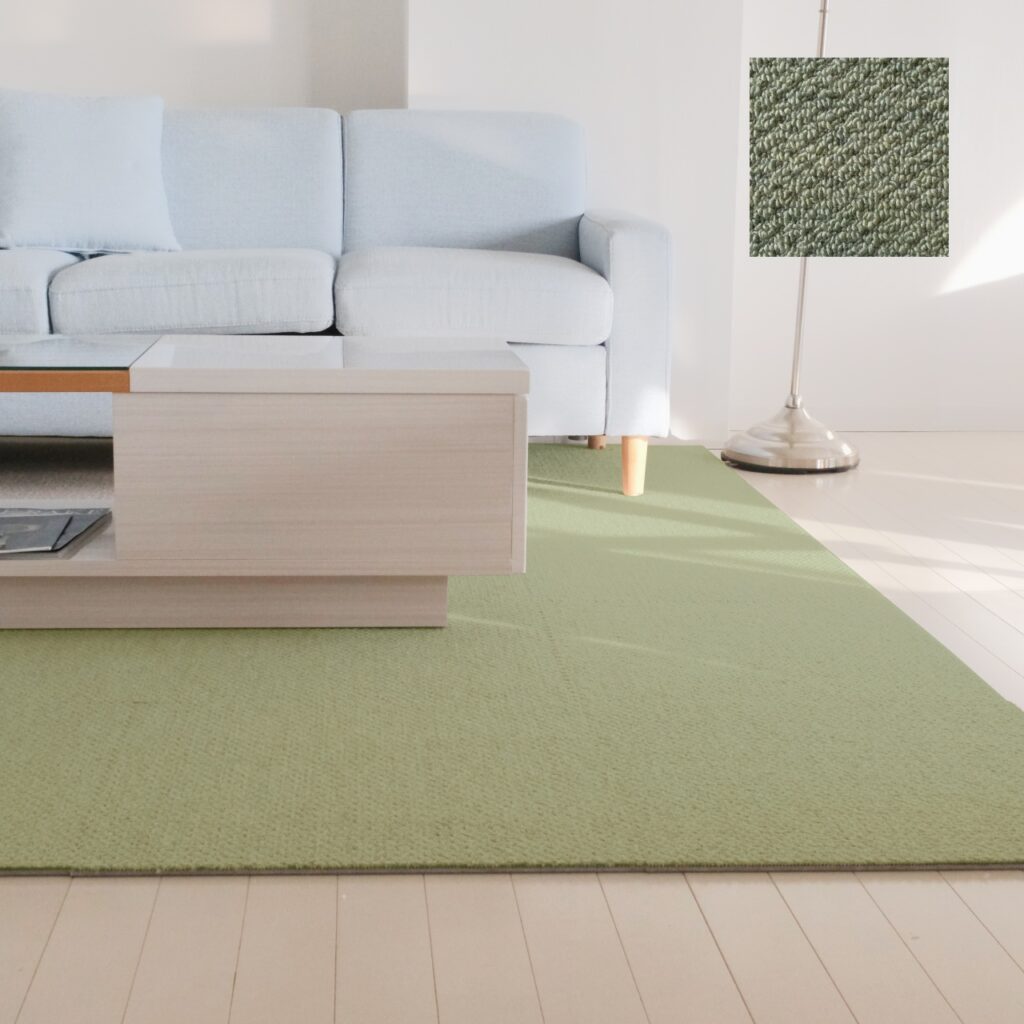 防音タイルカーペット静床ライトグリーンが床の生活音対策としてリビングに広く敷かれている