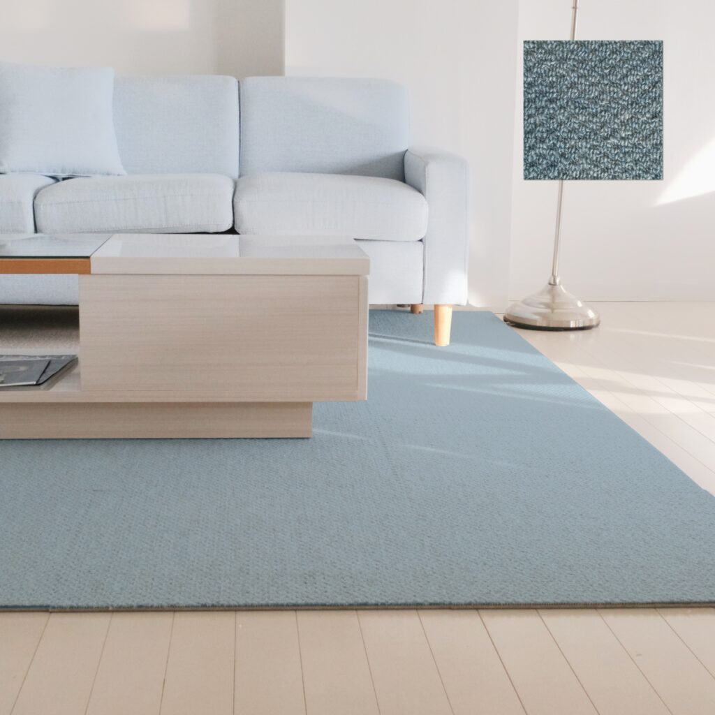 防音タイルカーペット静床ライトブルーが床の生活音対策としてリビングに広く敷かれている