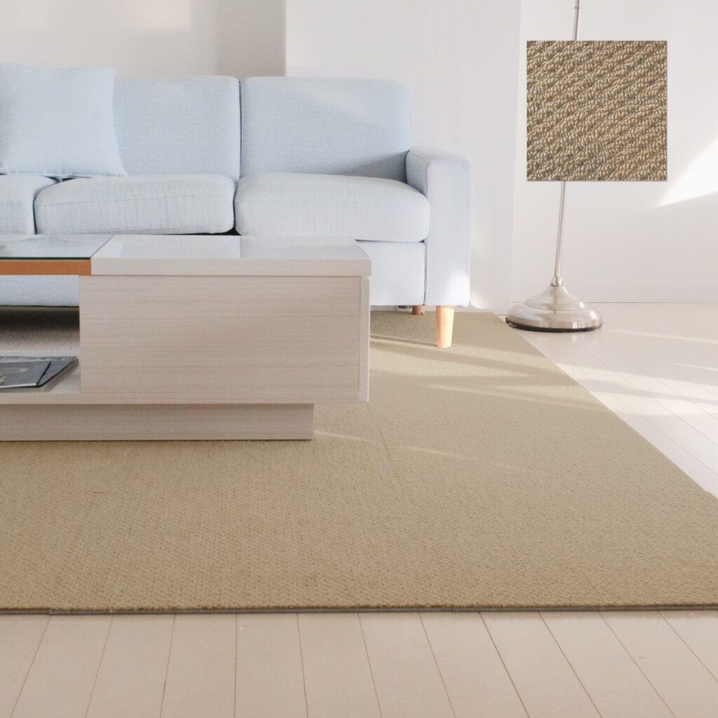 防音タイルカーペット静床ライトライトブラウンが床の生活音対策としてリビングに広く敷かれている