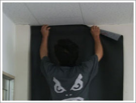 遮音シートを壁に貼ってるという写真です。